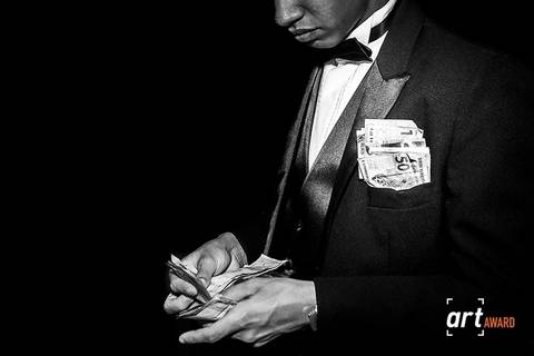 foto-premiada-fineart-association-paula-dau-dinheiro-contando-bolso'