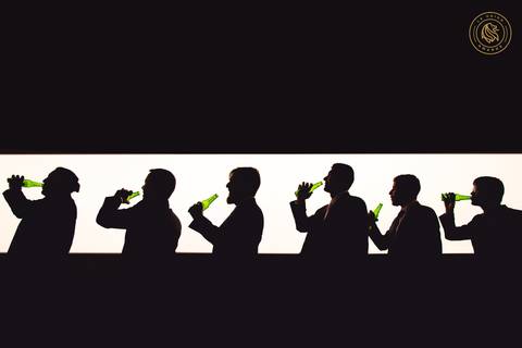 foto-premiada-launion-awards-primeiro-round-fabio-figueiredo-noivo-com-padrinhos-heineken-atlantico-sul-hotel-barra-da-tijuca-rj-silhueta-diferente'