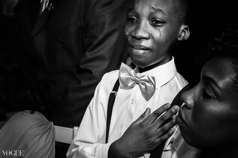 foto-selecionada-vogue-italia-alessia-paula-dau-menino-crianca-chorando-emocionado-emocao'