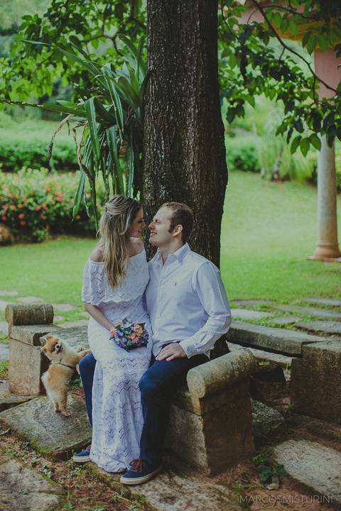 ensaio de casal com o cachorro'