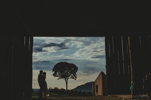 ensaio na fazenda em brotas lindo no celeiro noiva e noivo '