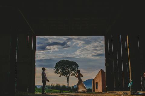 ensaio na fazenda em brotas lindo celeiro noiva e noivo'