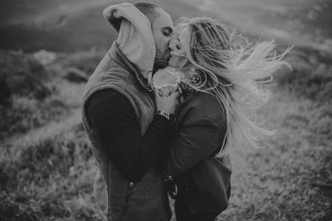 pre wedding nas montanhas, fotografia em preto e branco '
