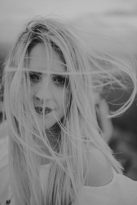 pre wedding nas montanhas, ensaio de casal preto e branco '