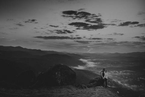 pre wedding nas montanhas, fotografia preto e branco é linda'