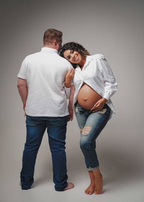ensaio de gestante de roupa jeans'