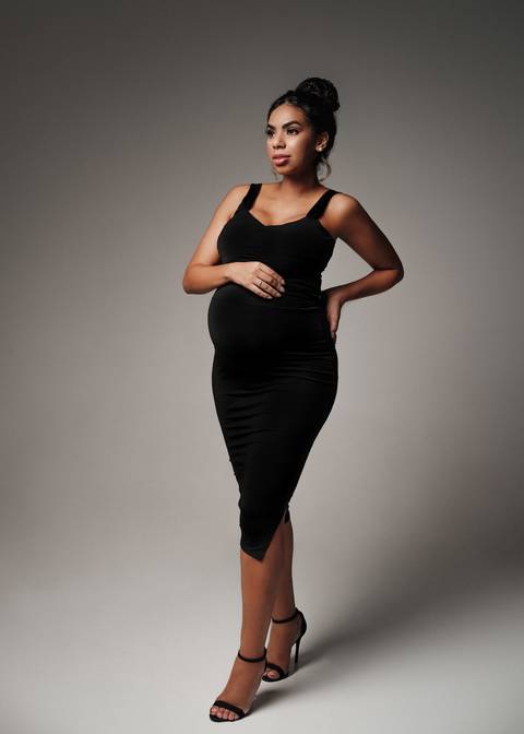 fotografia de gestante com vestido preto '