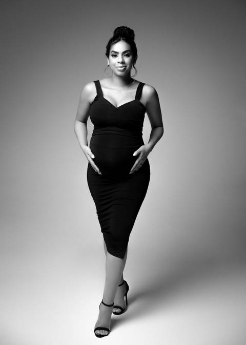 ensaio de gestante com vestido preto longo '