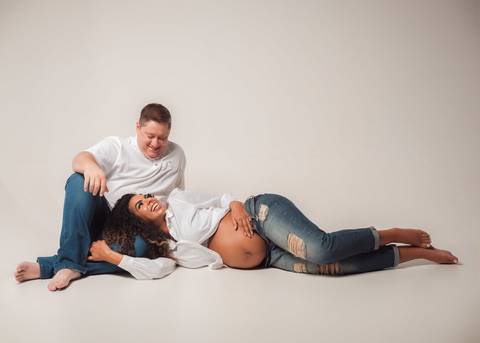 foto de gestante com o marido em estudio'