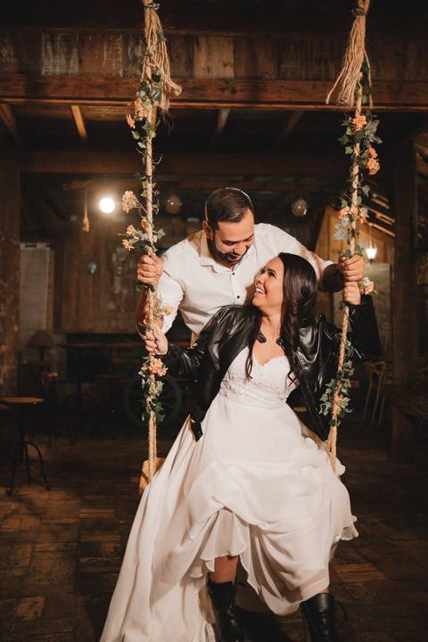 noiva de jaqueta preta'