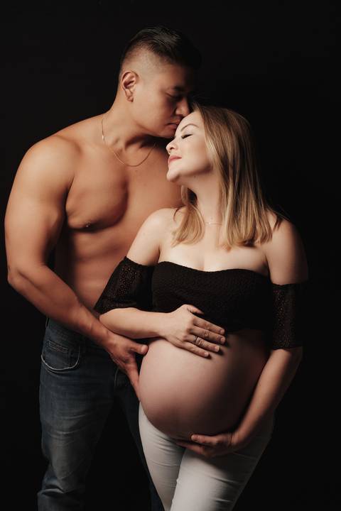 Fotografia de gestante em studio com o marido'