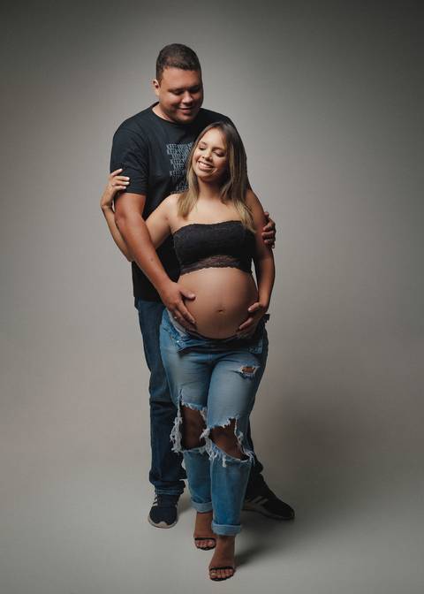 ensaio de gestante de calça jeans'