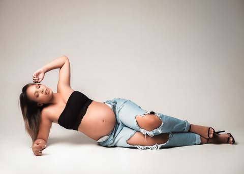 Ensaio de gestante em estudio de fotografia'