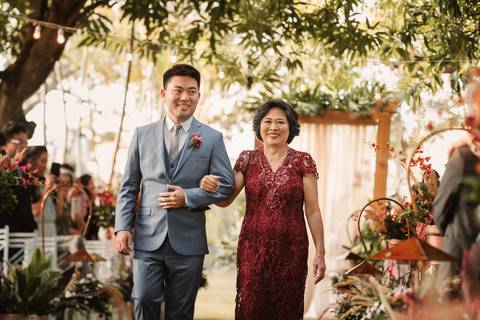 entrada do noivo no campo copm a sua mãe'