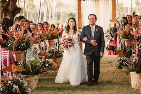 entrada da noiva no campo com o seu pai '