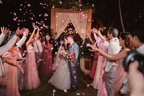 o que jogar na saido dos noivos petalas '