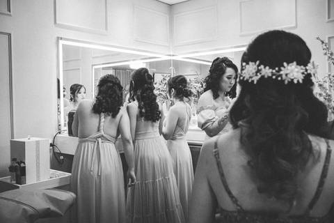 madrinhas e noiva em seu making of'