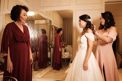 noiva e sua mãe e irmã no making of'