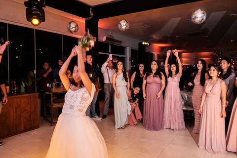 NOIVA JOGANDO O BUQUE '