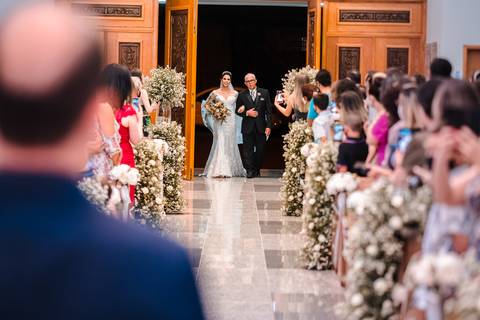 entrada da noiva na igreja '