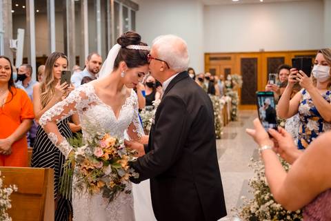 beijo do pai da noiva em cerimonia '