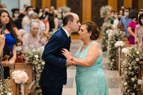 entrada do noivo com a mãe '