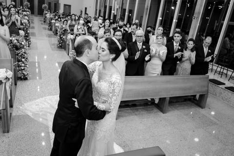 beijo dos noivos na cerimonia '