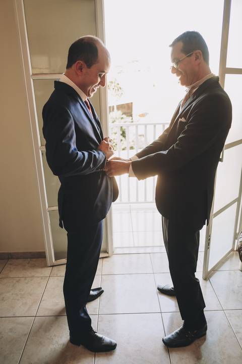 pai do noivo com o filho '