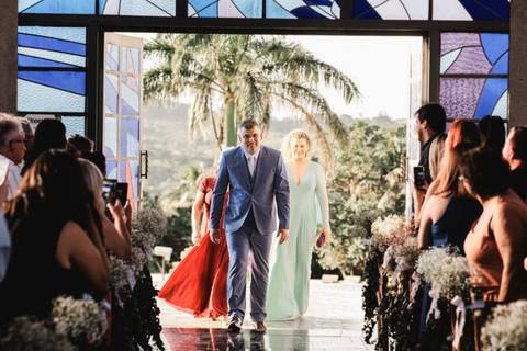 entrada do noivo na igreja '