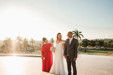 entrada da noiva com os pais'