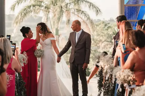 entrada da noiva na igreja com os pais'