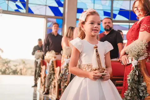 entrada de criança na igreja com a imagem '