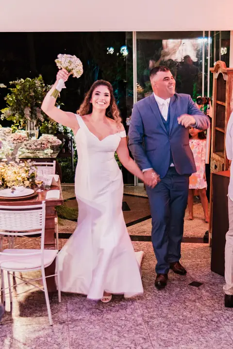 entrada dos noivos no slçao de festa '