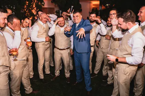 foto do noivo com os padrinhos'