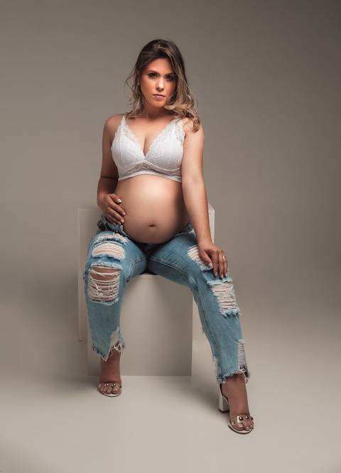 ENSAIO DE GESTANTE COM SUTIÃO OU LINGERI BRANCA COM CALÇA JEANS '