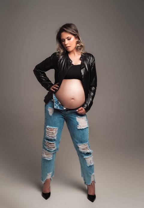 ENSAIO DE GESTANTE NO ESTUDI COM JAQUETA PRETA E CALÇA JEANS RASGADA '