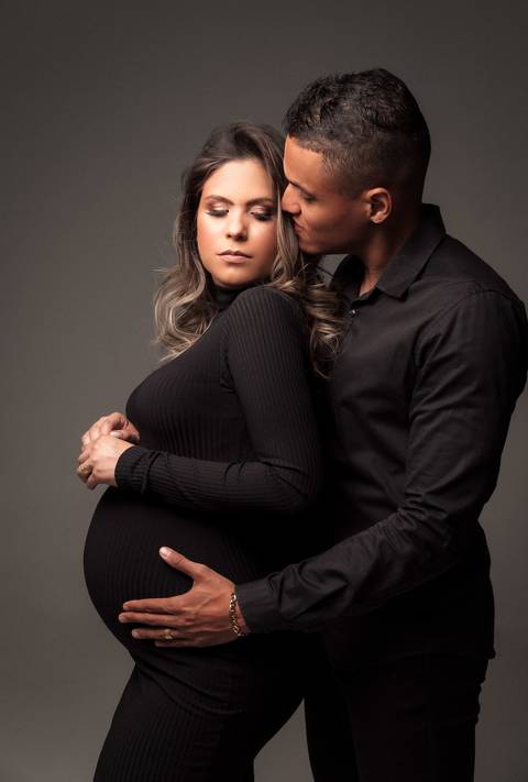 ENSAIO DE GESTANTE COM O MARIDO COM ROUPA COMBINANDO '