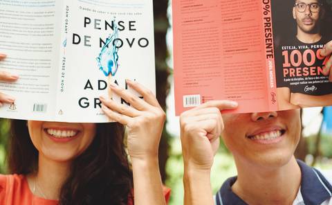 Foto de casal que leem'