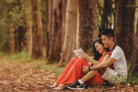 Casal lendo livros pre wedding'