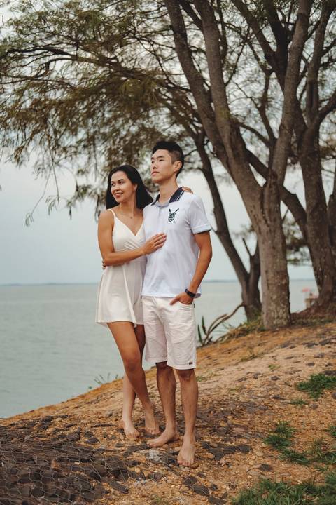 Casal olhando para o por do sol'