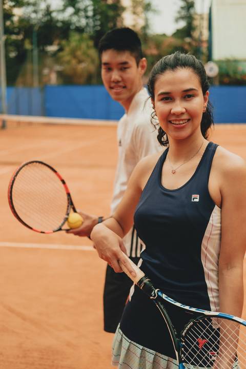 Noivos que jogam tenis'