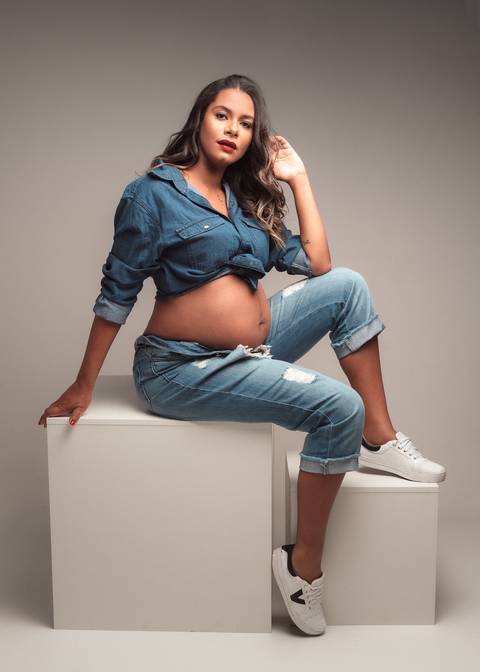 FOTO DE GESTANTE COM  CALÇA JEANS '