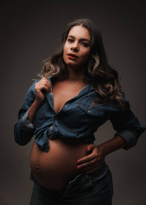 FOTO DE GESTANTE COM CAMISA JEANS '