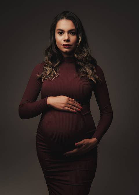 GESTANTE DE VESTIDO MID PARA ENSAIO DE FOTOGRAFIA'