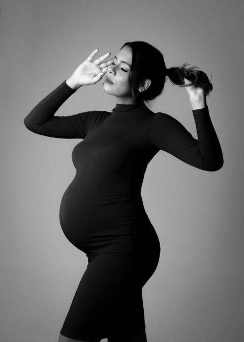 FOTOGRAFIA DE GESTANTE EM STUDIO COM  VESTIDO LONGO '