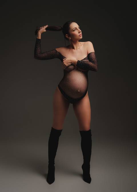 GESTANTE COM BOTO PRETA E BODY PARA ENSAIO DE GESTANTE '