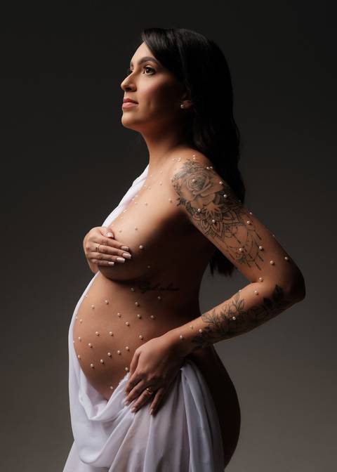 GESTANTE COM PEROLAS NO CORPO '