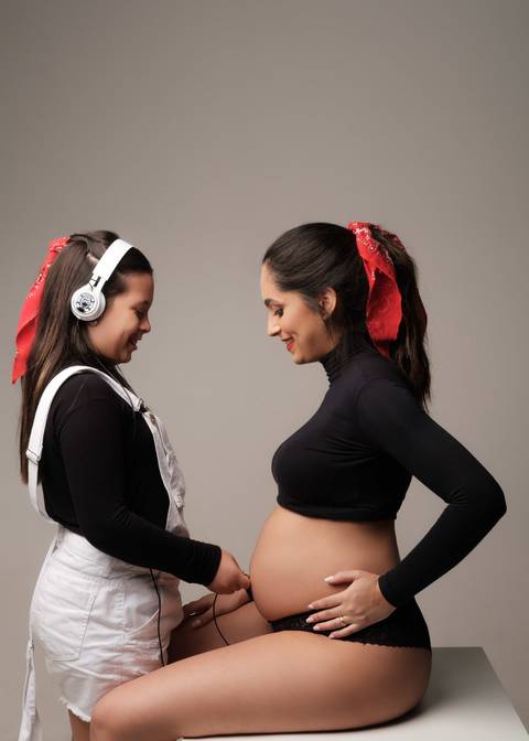 FOTO DE GESTANTE COM A FILHA '