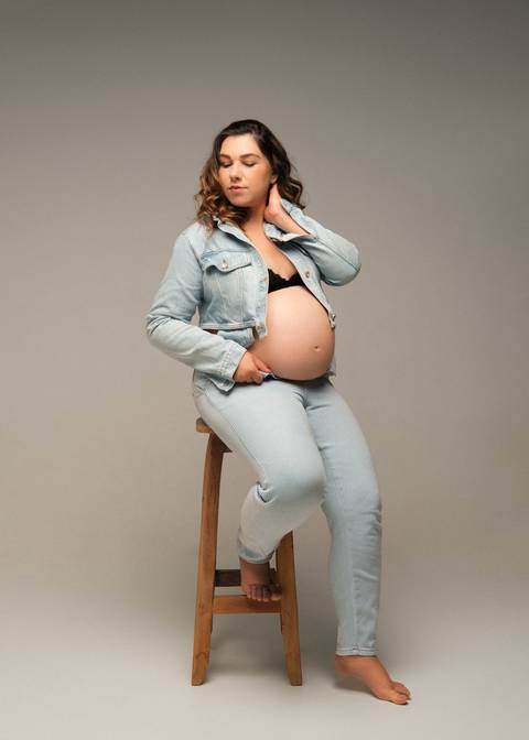 gestante com roupa jeans '