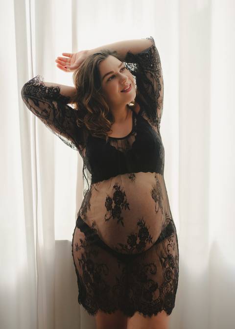 foto de gestante com vestido preto de renda '